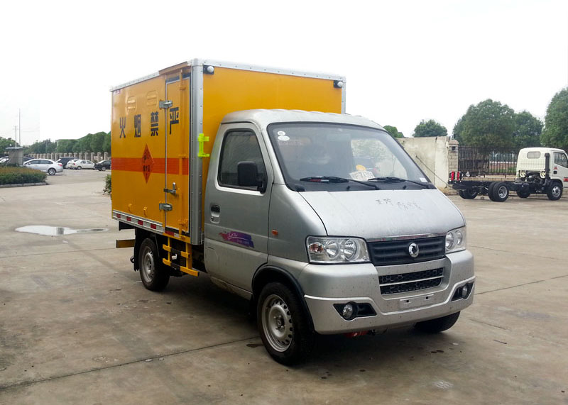 東風(fēng)俊風(fēng)420公斤小型爆破器材運(yùn)輸車(chē)
