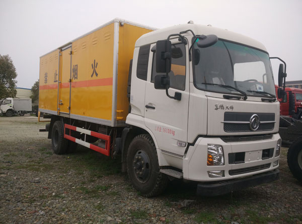 東風(fēng)天錦6.6米煙花爆竹專用運(yùn)輸車(chē)