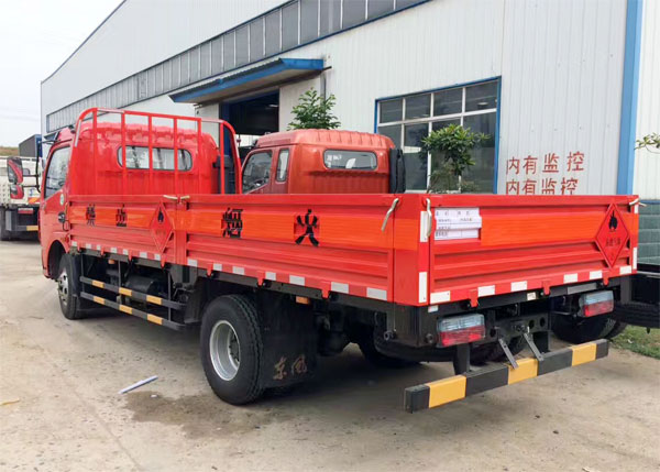 東風(fēng)凱普特4.2米1.2噸寬體氣瓶運(yùn)輸車(chē)