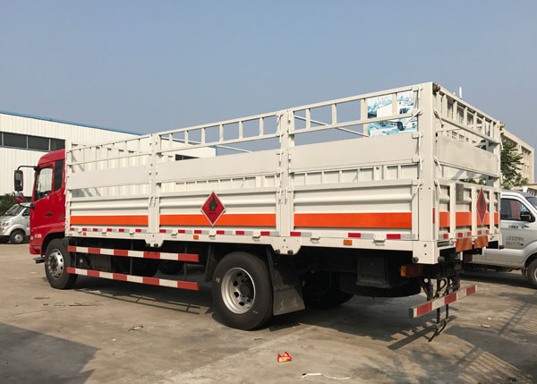 東風(fēng)天錦6.8米9.45噸氣瓶運(yùn)輸車(chē)